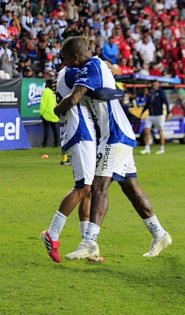 Los Tuzos empatan con el bicampeón en el estadio Hidalgo.